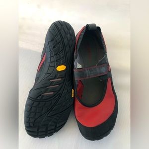 Women’s Merrell Barefoot Mary Jane , size 10 , red / black